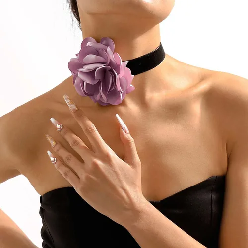 Vista 2 de Gargantilla bohemia de terciopelo negro con flor de rosa púrpura 3D y collar floral de satén, collar de flores grandes exageradas para regalos