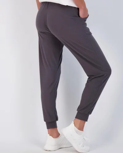 Vista 3 de Real Essentials - Pantalones, paquete de 3 unidades Real Essentials - Pantalones deportivos de yoga ultra suaves para mujer con bolsillos y cordón