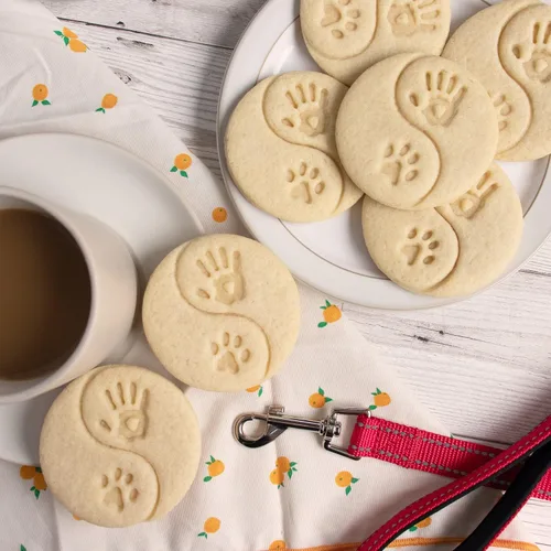 Vista 5 de Yin Yang Dog Paw Print y cortador de galletas de mano humana, 1 pieza - Bakerlogy