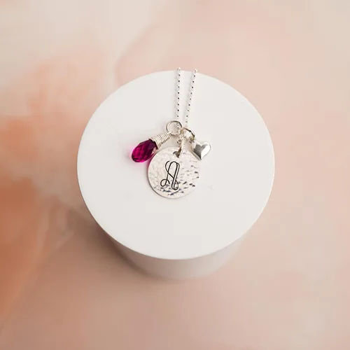 Vista 2 de Keep It Simple - Collar con dije de inicial personalizado de plata y collar con dije de corazón con piedra de nacimiento Swarovski Briolette.