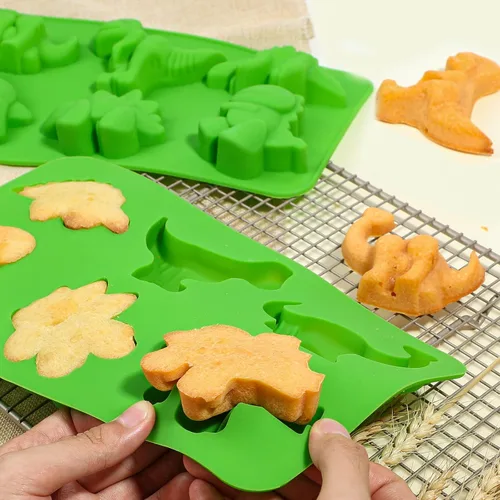 Vista 4 de Webake Moldes de silicona de dinosaurio, paquete de 2 lindos moldes de dinosaurio para dibujos animados de dinosaurio, chocolate, caramelo, pastel