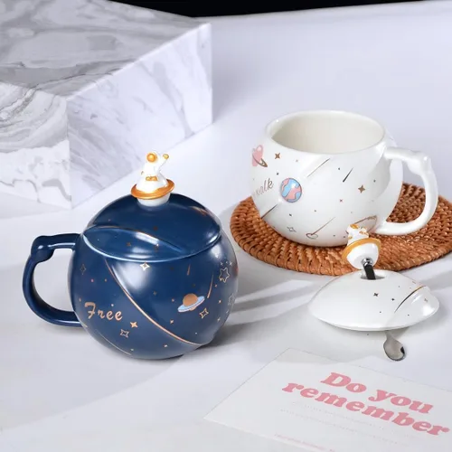 Vista 2 de Taza espacial de cerámica de 13 onzas con tapa y cuchara, taza de café Azul profundo