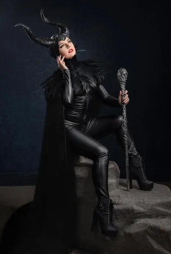 Vista 2 de HOMELEX Disfraz gótico de cuervo negro, chal de plumas con cuernos de maléfica, conjunto de cosplay