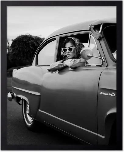 Vista 73 de Póster de arte de moda de Poster Master - Mujer en impresión de auto clásico - Arte en blanco y negro - Arte fotográfico - Arte de autos - Arte