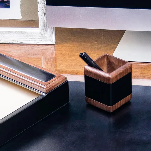Vista 5 de Dacasso Portavasos para lápices/bolígrafos de cuero negro y nogal para escritorio, decoración ejecutiva de lujo y organización de oficina esencial