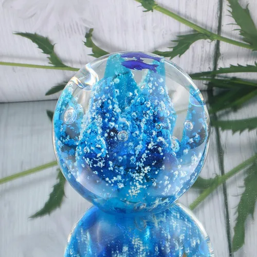Vista 6 de Figura de bola de océano de vidrio artística pisapapeles soplado a mano pescado y coral mesa de oficina Fengshui Decoración 3.14 pulgadas (azul)