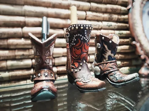 Vista 7 de Bota de vaquero occidental decorativa rústica, jarrón para decoración de oficina (rojo y negro)