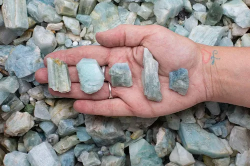 Vista 6 de Fantasia Materiales: 1/4 lb Aguamarina Natural Piedras en bruto de Pakistán, Piedra