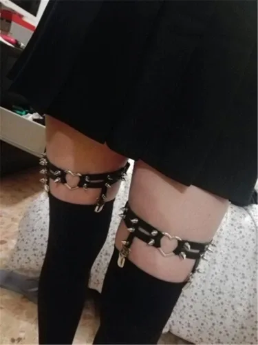 Vista 2 de Ligueros con corazón, de cuero, sexy para mujeres, punk rock, remaches, para pierna, 2 unidades Negro