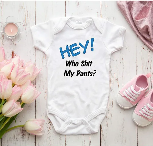 Vista 2 de Hey Who Shit My Pants Mameluco divertido de regalo para recién nacido lindo bebé