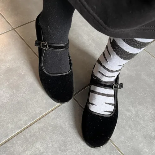 Vista 5 de missfiona Zapatos planos Mary Jane de terciopelo negro para mujer