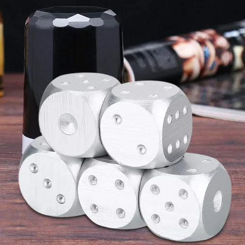 Vista 7 de Juego de dados de aleación de aluminio, 5 piezas con caja de almacenamiento, dados metálicos dorados o plateados de 1.6 pulgadas para juegos de mesa
