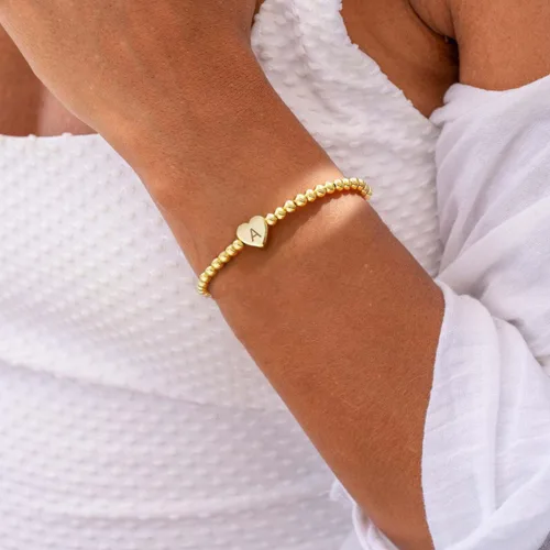 Vista 5 de Pulseras de oro para mujer, chapados en oro de 14 quilates, con cuentas de corazón con letras de corazón, pulsera elástica con iniciales doradas