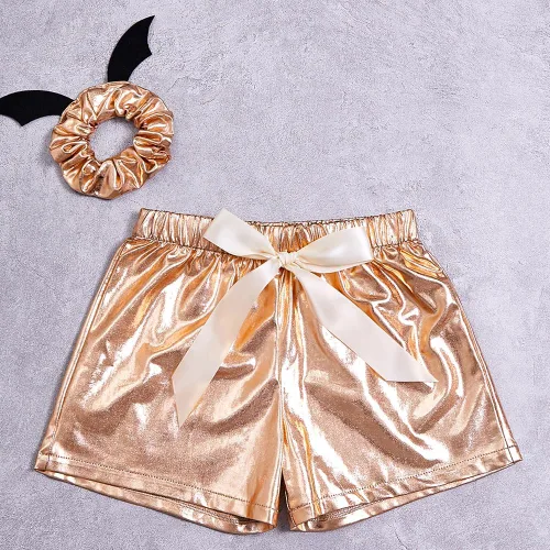 Vista 2 de Pantalones cortos metálicos de piel sintética para niñas pequeñas, pantalones cortos de Halloween con lazos para el pelo de murciélago