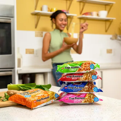 Vista 5 de Nissin Top Ramen Comida rápida y conveniente lista en minutos con agua caliente.