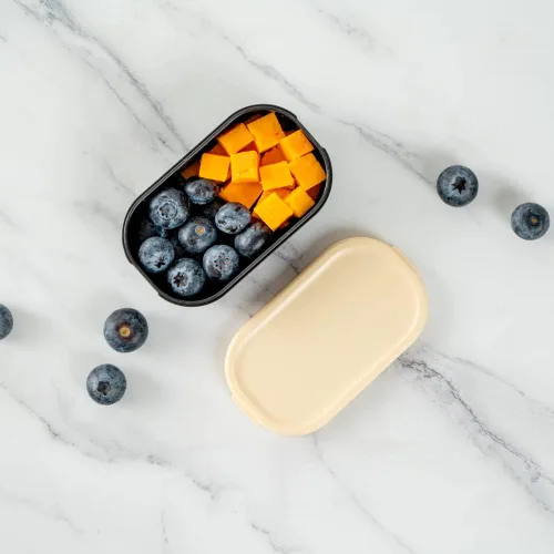 Vista 6 de Restaurantware Bento Tek - Recipientes de salsa de 3.7 x 2.2 x 1.1 pulgadas, 4 tazas negras con tapas, con tapa beige, de plástico para microondas