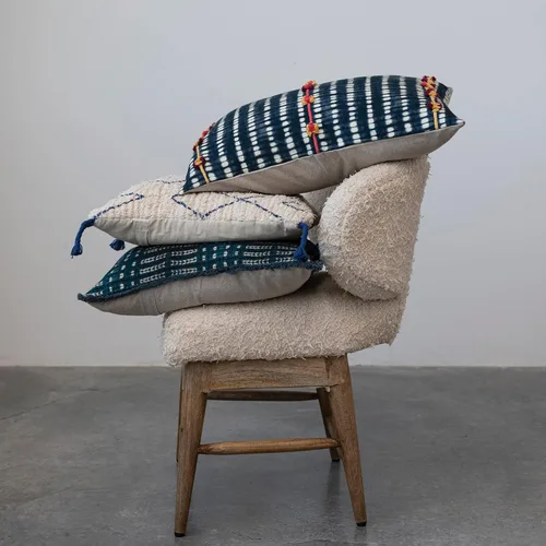 Vista 2 de Creative Co-Op Funda de almohada de algodón con patrón geométrico y borlas, natural y azul
