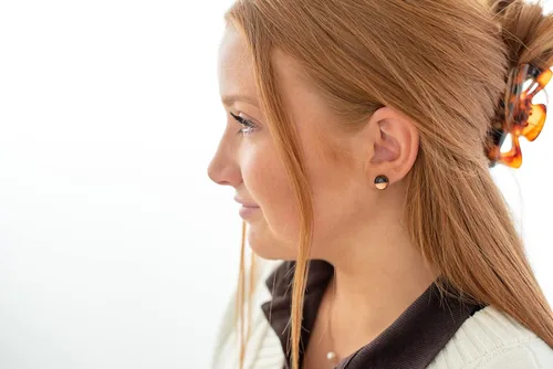 Vista 8 de Dos tonos con aretes de 10 mm de metal martillado falso, aretes redondos para mujeres, niñas y hombres, hechos a mano, postes de acero inoxidable