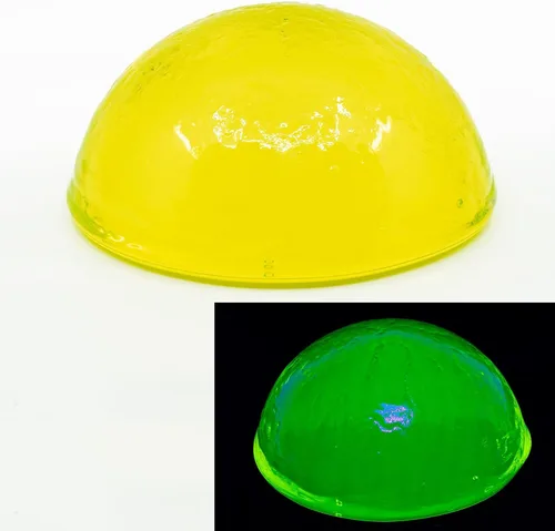Vista 4 de Vajilla de vidrio de Urаnium (brilla bajo los rayos UV) - Estatuilla - Oso pequeño con lado plano, República Checa - Brillante