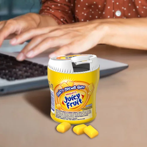 Vista 5 de JUICY FRUIT Gum - Paquete original de goma de mascar a granel, botella de 40 piezas (paquete de 4) On-the-go chewing gum, bubblegum candy, 4 pack