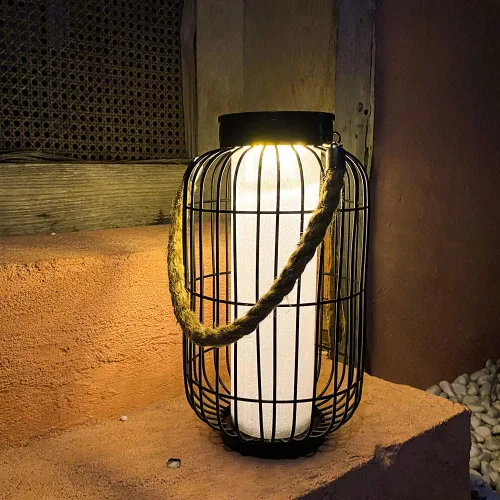 Vista 7 de pearlstar Farol grande con energía solar para exteriores, luces colgantes de metal resistente, lámpara de mesa solar decorativa impermeable