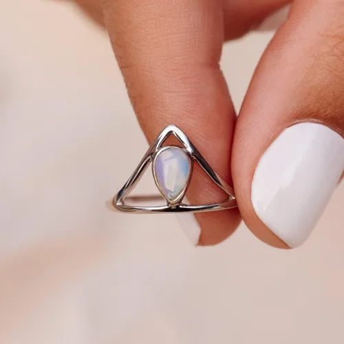 Vista 3 de Pura Vida Anillo de plata con piedra de cheurón Anillo hecho a mano con piedra lunar sintética, base de latón con chapado en rodio Anillos