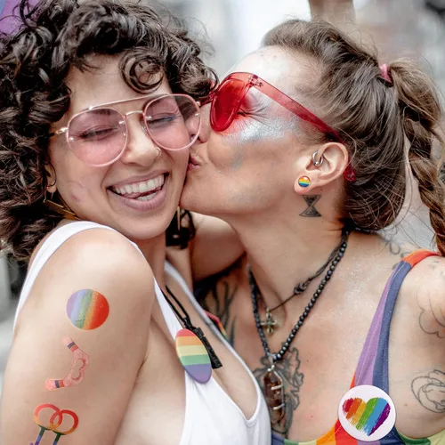 Vista 4 de UBGICIG 19 piezas de accesorios LGBTQ de orgullo ajustable, collar de orgullo para parejas, aretes de arco iris, calcomanías de arco iris, pines