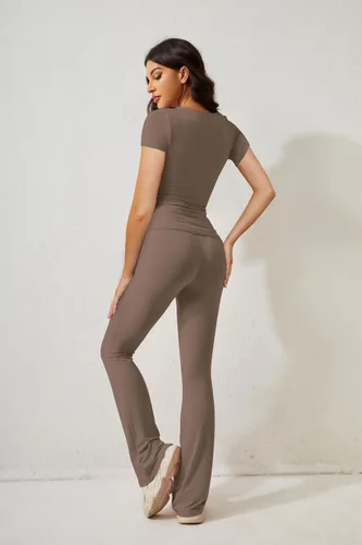 Vista 3 de NENOKED Conjunto de dos piezas para mujer, camiseta corta de manga corta y leggings acampanados, pantalones de yoga de tiro bajo, conjuntos