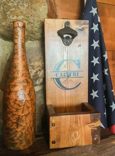 Vista 2 de Abridor de botellas de cerveza rústico con receptor de tapa, montaje en pared o de pie, regalo de madera personalizado