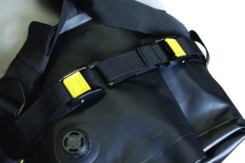 Vista 14 de Nelson-Rigg Bolsa impermeable enrollable Hurricane Dry de 10 L, con tapa enrollable, incluye correas para sujetar al vehículo, válvula de purga