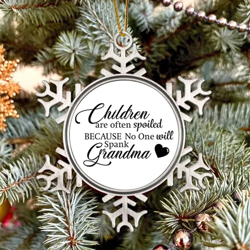 Vista 5 de Los niños son a menudo mimados porque nadie lo azotará a la abuela, adorno de copo de nieve de metal para árbol de Navidad, decoración colgante