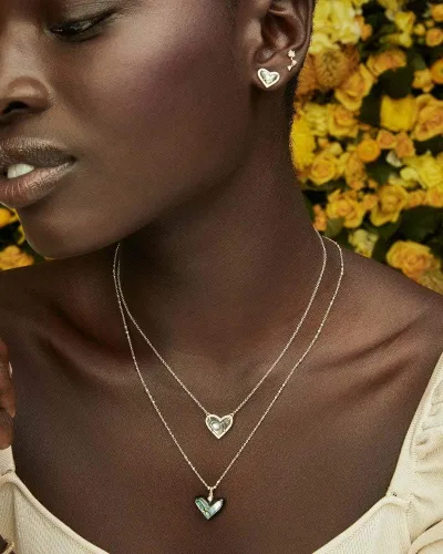 Vista 2 de Kendra Scott Ari - Aretes de corazón con perno para mujer, joyería de moda