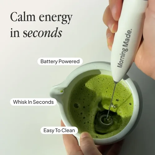 Vista 2 de Morning Made Batidor eléctrico de matcha, alternativa al batidor tradicional de bambú, varita espumadora de leche a pilas con soporte protector