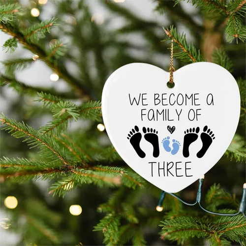 Vista 3 de Regalos de revelación de género, decoración con texto en inglés «We Become A Family of Thre», adorno de cerámica para recuerdo, placa de corazón