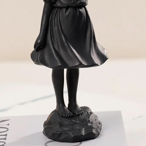 Vista 4 de Estatua de niña de globo volador, figura de resina, escultura artesanal, esculturas de arte moderno para decoración del hogar, tema anti-guerra