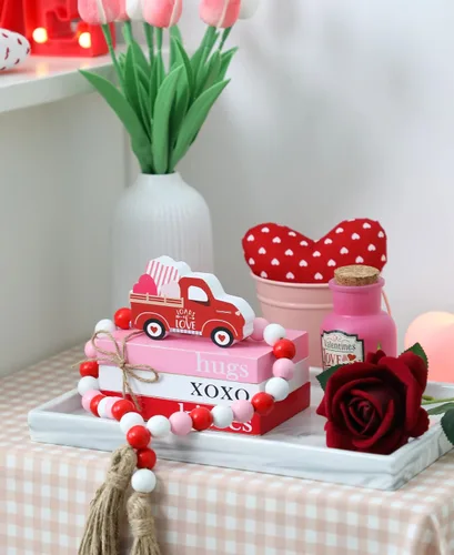 Vista 4 de Decoración de bandeja escalonada de San Valentín, mini pila de libros de madera con guirnalda de cuentas para decoración de San Valentín, Hug XOXO