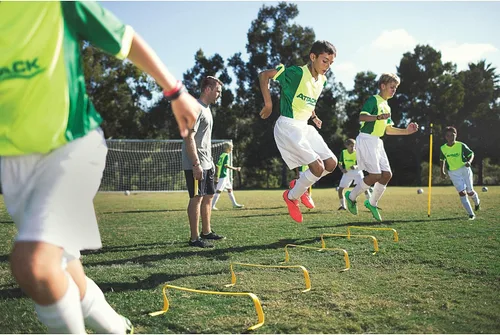 Vista 3 de SKLZ 6X Vallas de agilidad ultra duraderas - para atletas de todos los niveles de habilidad, paquete de 6 con vallas de 15,2 cm de alto