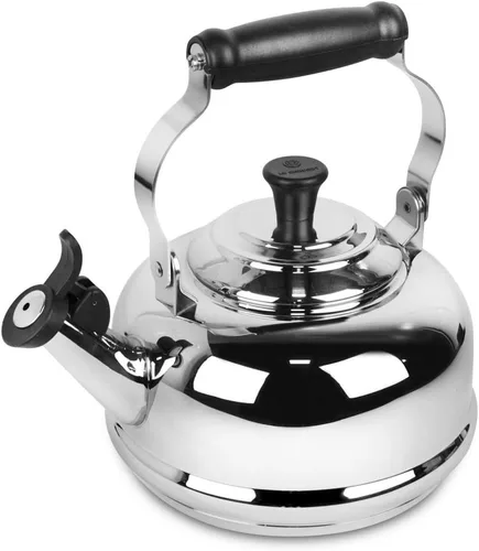 Vista 9 de Le Creuset Tetera silbante de acero esmaltado, 1.7 cuartos de galón, color cereza