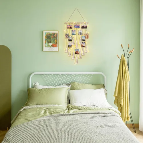 Vista 7 de Mkono Expositor de fotos colgante de macramé bohemio para decoración de pared con luz, regalos para adolescentes, soporte para tarjetas de fotos