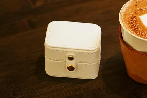 Vista 5 de neopai Joyero pequeño de viaje para 4 anillos, anillo de viaje para mujeres y hombres, caja de almacenamiento de anillos multiranura (blanco)
