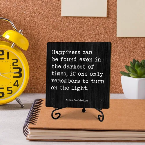 Vista 3 de Decoración de madera inspiradora de 5 pulgadas, la felicidad se puede encontrar incluso en los tiempos más oscuros, decoración motivacional de mesa