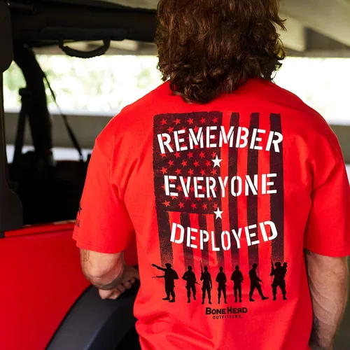Vista 4 de Bone Head Outfitters Camiseta clásica roja - Remember Everyone Deployed R.E.D. Friday