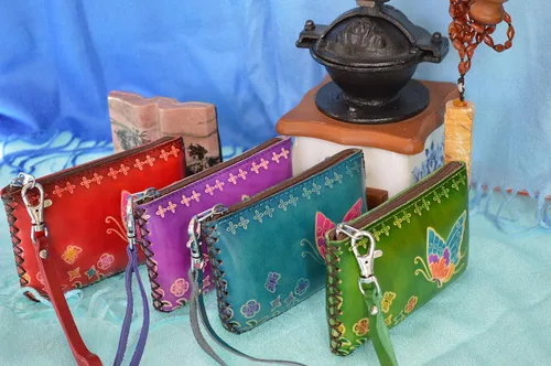 Vista 4 de BPLeathercraft Bolso de cuero para cambiar, cartera hecha a mano, rectangular, una mariposa voladora y flor., Rojo 1