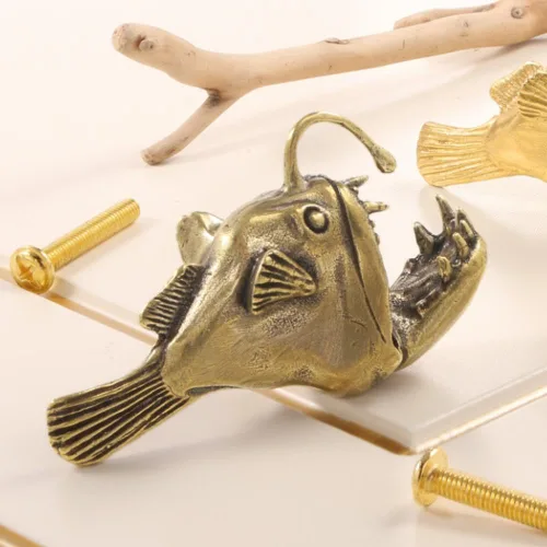 Vista 3 de Figura miniatura de pez de linterna, de latón, de animales marinos, escultura de estatua de pez pescador hecha a mano de metal para exhibición