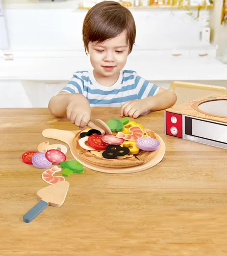 Vista 2 de Hape Juego de madera de pizza perfecto para cocina de niños, horno de pizza 2 en 1 y caja de entrega, 29 piezas de juego de simulación para niños