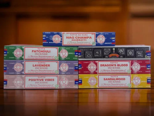 Vista 2 de Set de regalo de incienso Satya Nag Champa, Super hit, Dragon's Blood, Sandalwood, Patchouli, Lavender, Positive Vibes 15 g x 7 paquetes