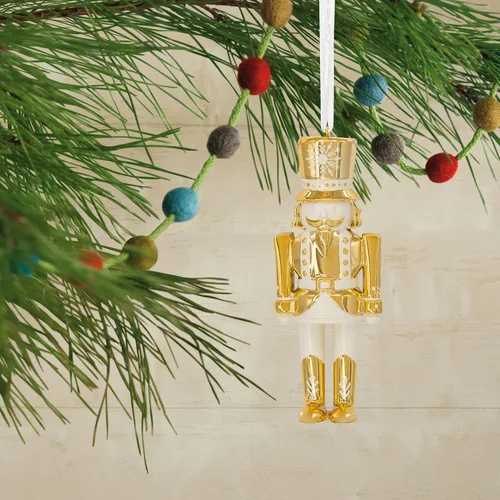Vista 5 de Hallmark Signature - Adorno de Navidad de cascanueces dorado, resina
