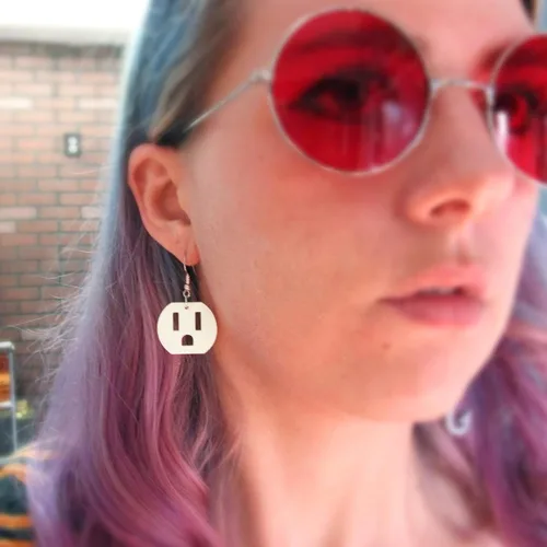 Vista 4 de Aretes de salida eléctricos hipoalergénicos hechos a mano, sin níquel, divertidos aretes colgantes para electricista, joyería de estilo ecléctico