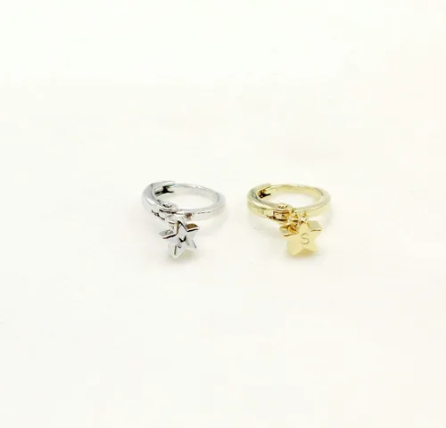 Vista 3 de Petite Boutique Aretes con iniciales de estrella pequeña, chapados en oro de 16 quilates, regalo personalizado, delicado estampado a mano, delicados