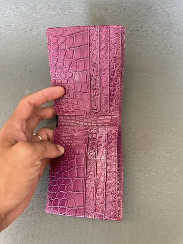 Vista 4 de VN Billetera plegable de cuero de piel de cocodrilo genuino de doble cara negra y púrpura para hombre, cartera exótica hecha a mano, regalo para él